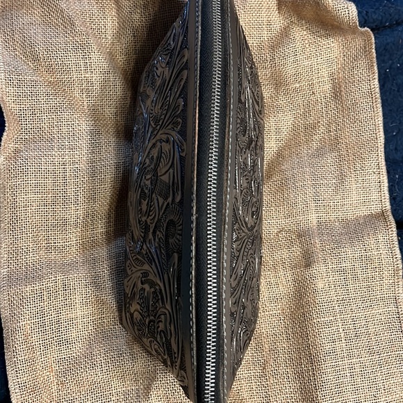 Que Chula Silver Leather Make Up Bag - Picture 6 of 6